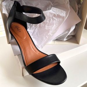 Style & C0. Paycee Black Smooth Sandals